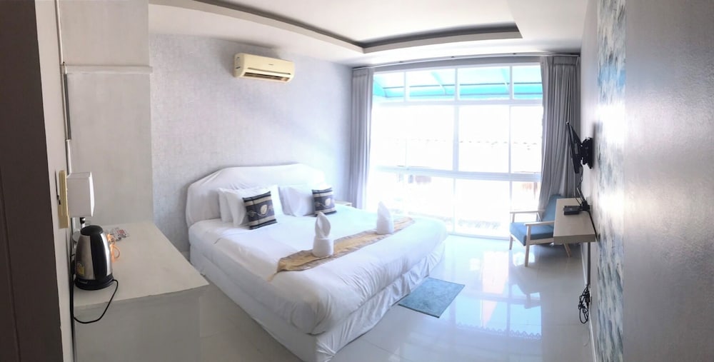 Deluxe Room, 1 Queen Bed - Photo 4
