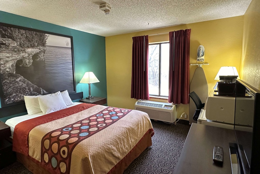 Standard Room, 1 Queen Bed, Accessible - Photo 3