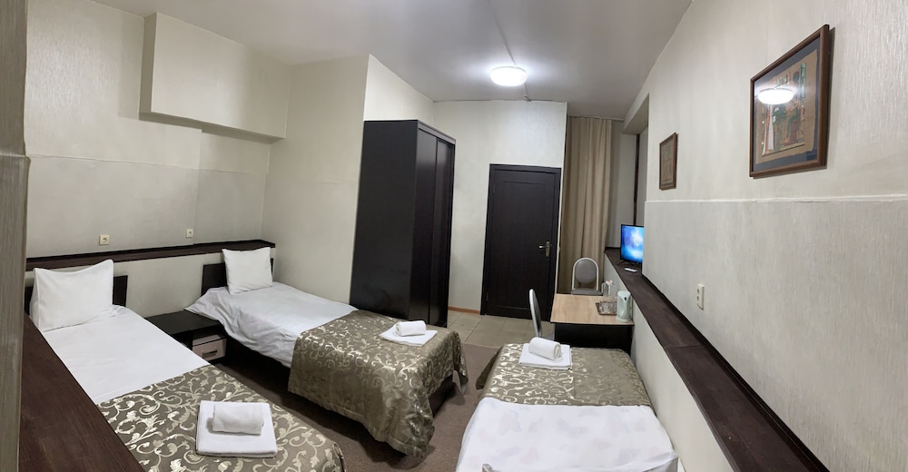 Economy Triple Room photo 1