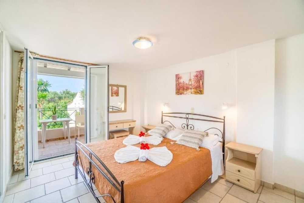 Basic Double or Twin Room, 1 Double Bed, Partial Sea View