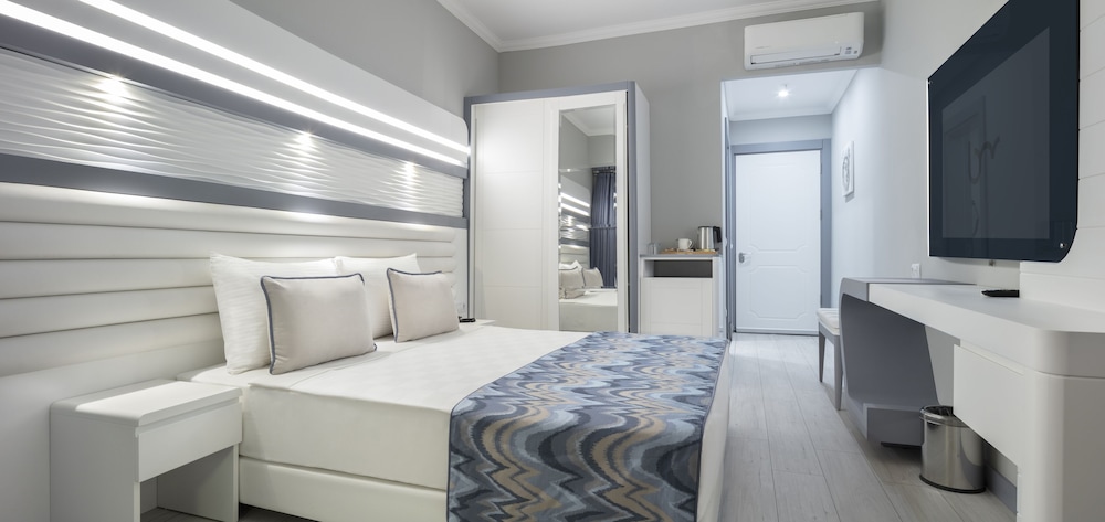 Standard Double or Twin Room, Pool View - Photo 1