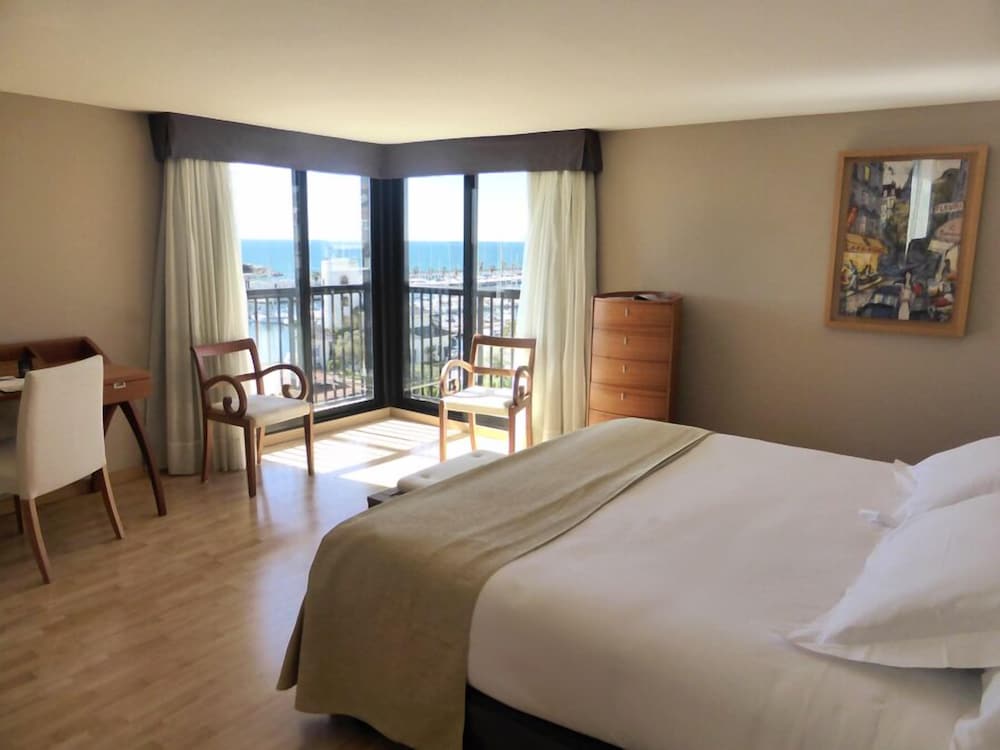 Superior Suite, 1 King Bed, Hot Tub, Sea View photo 3