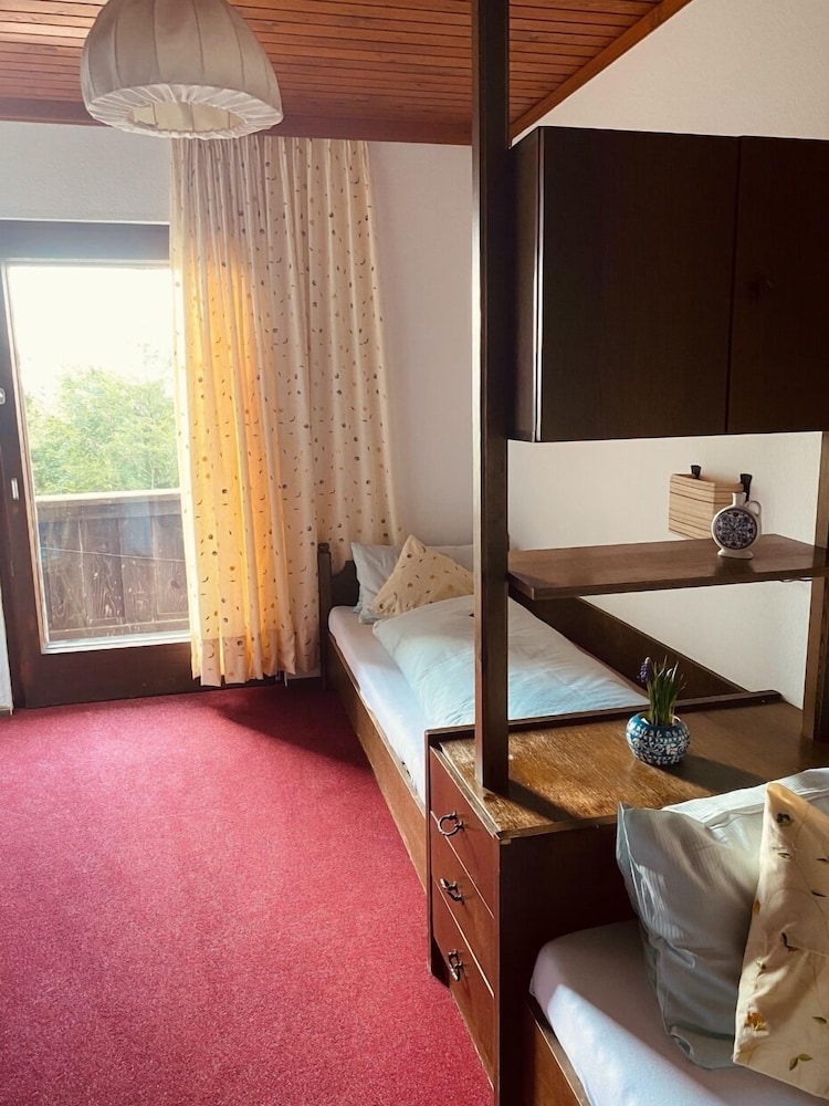 Economy Twin Room, Shared Bathroom, Mountain View (Hüttenzimmer Einzelbetten)