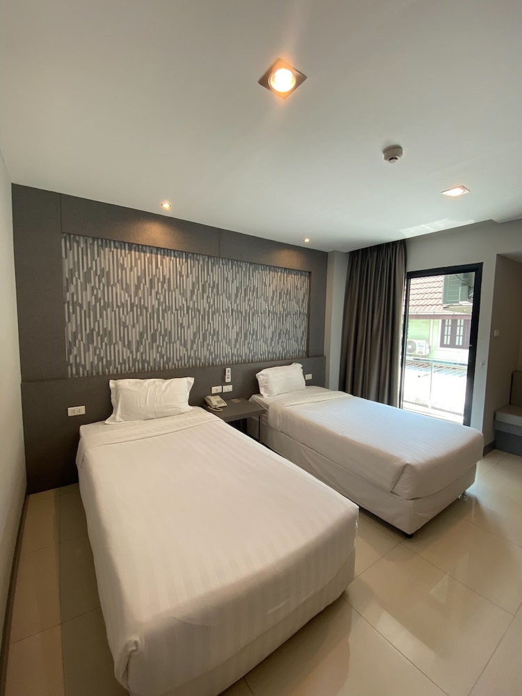 Superior Twin Room, 2 Twin Beds, City View photo 3