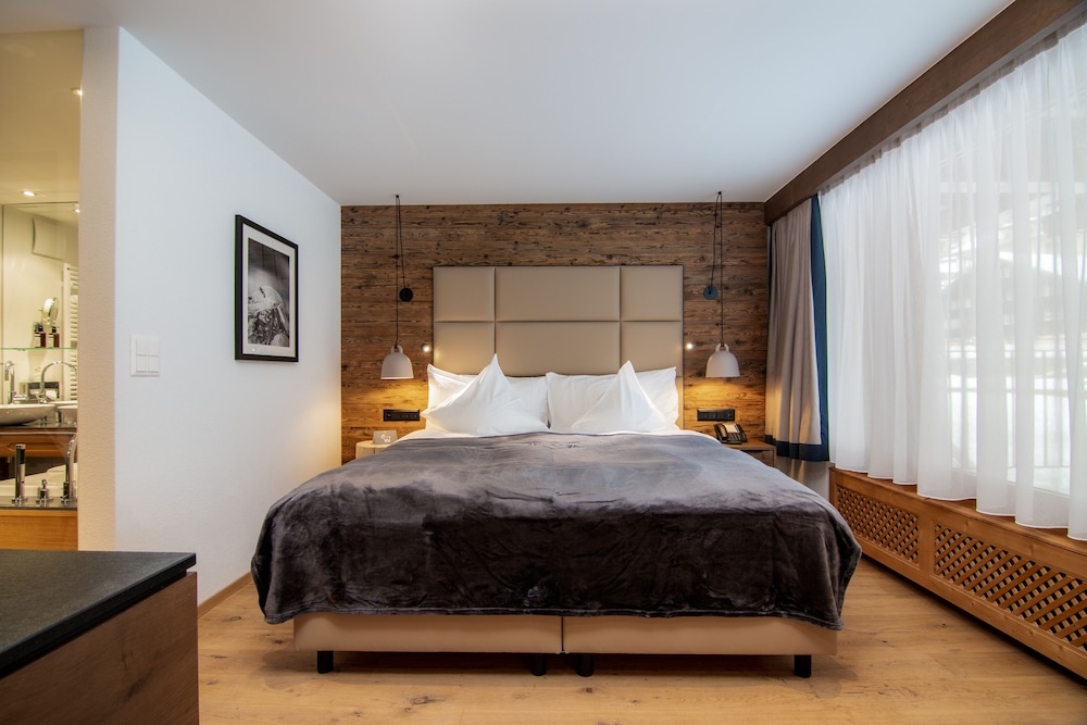 Junior Suite, 1 King Bed, Mountain View - Photo 1