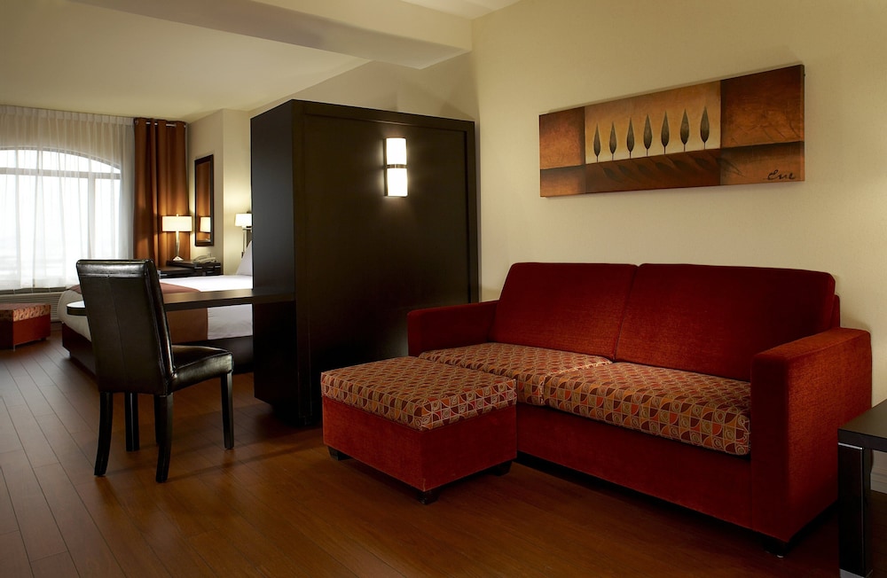Suite, 1 King Bed (Bath Shower Combination) - Photo 2