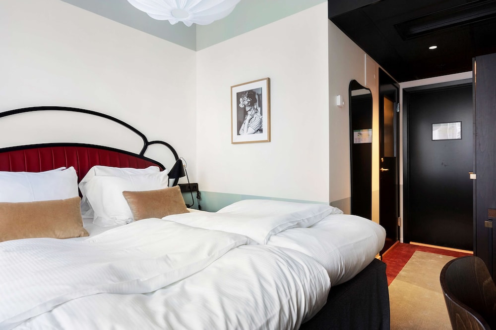 Standard Room, 1 Queen Bed, Non Smoking - Photo 5