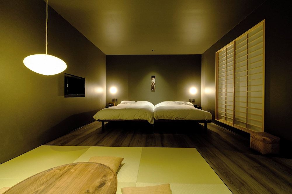 Premium Twin Room thumbnail 6