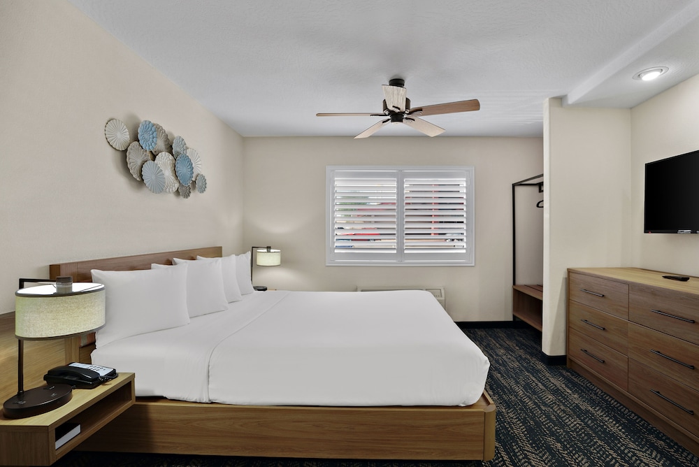 Deluxe Suite, 1 King Bed with Sofa bed, Non Smoking photo 2