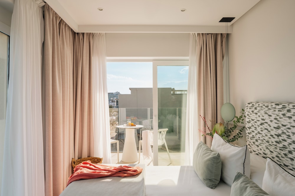 Deluxe Room, Partial Sea View