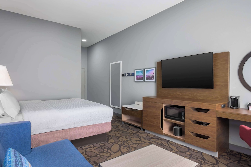 Room, 1 King Bed, Refrigerator photo 1
