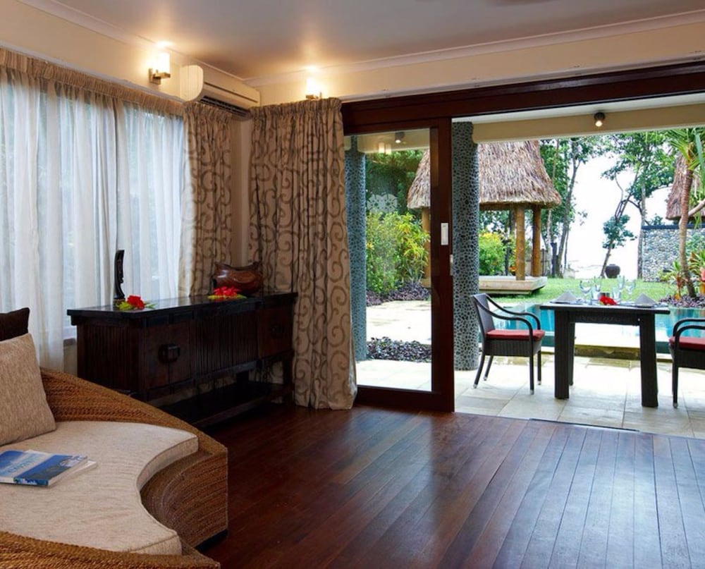 Beachfront Pool Suite photo 3