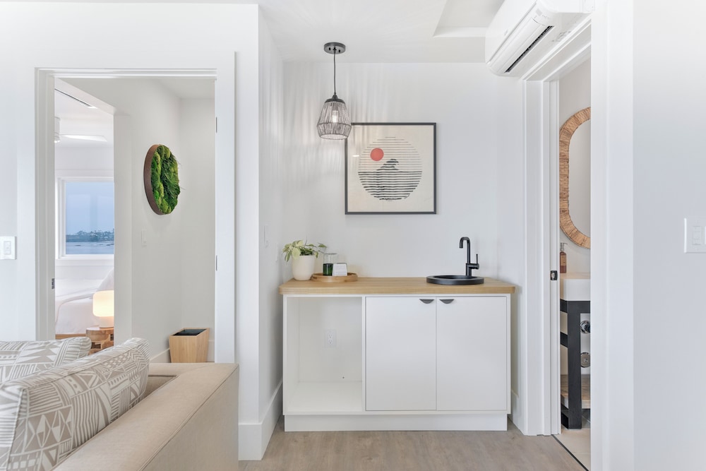 Peaceful Ocean Front One Bedroom Suite