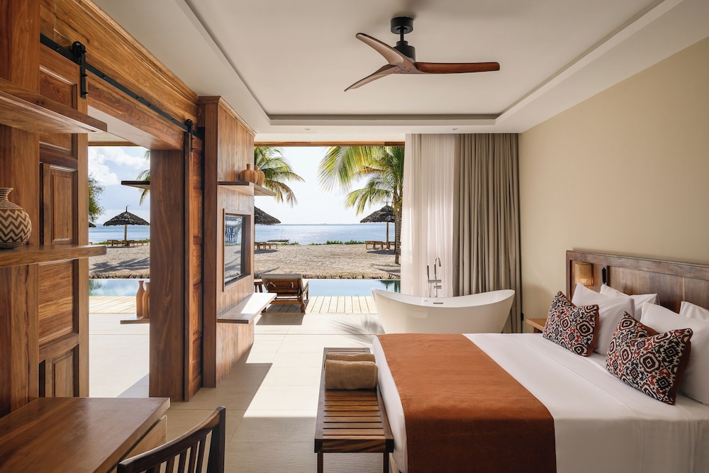 Executive Suite, 1 King Bed (Swim Up, Front Ocean View)