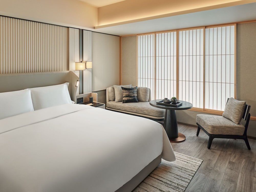 Deluxe Room, 1 King Bed - Photo 1