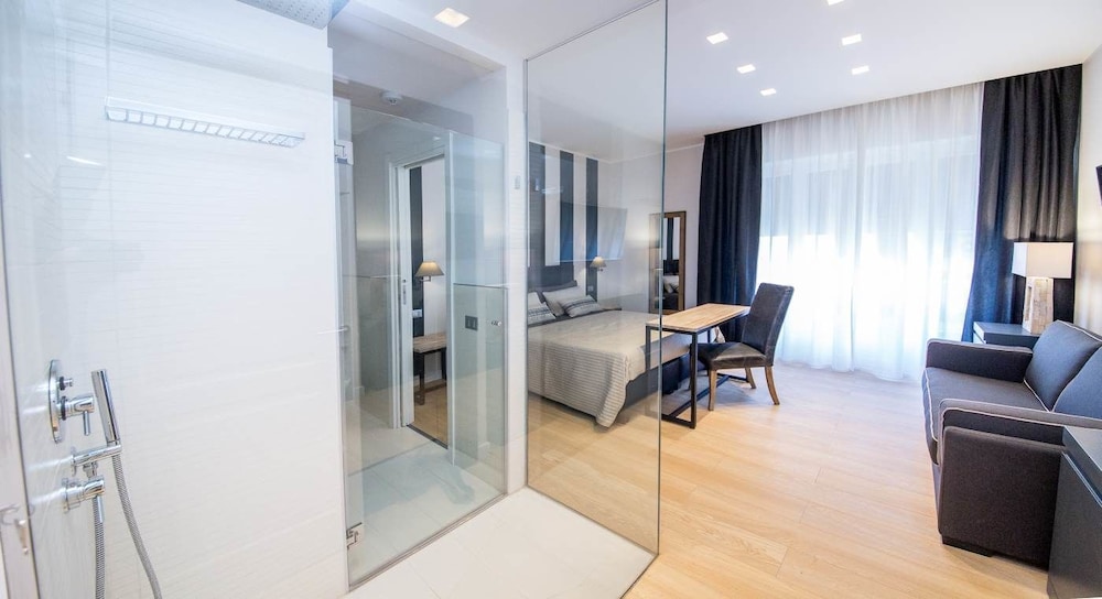 Deluxe Room, 1 Queen Bed, Balcony, City View photo 1