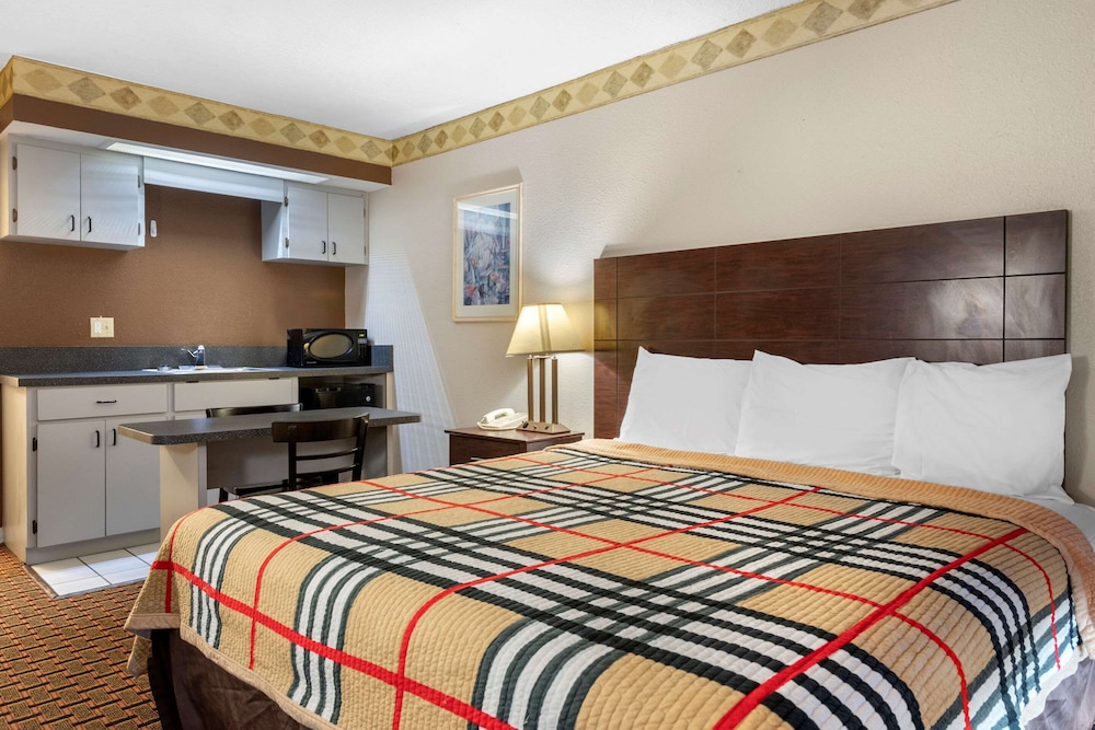 Standard Room, 1 King Bed, Non Smoking - Photo 4