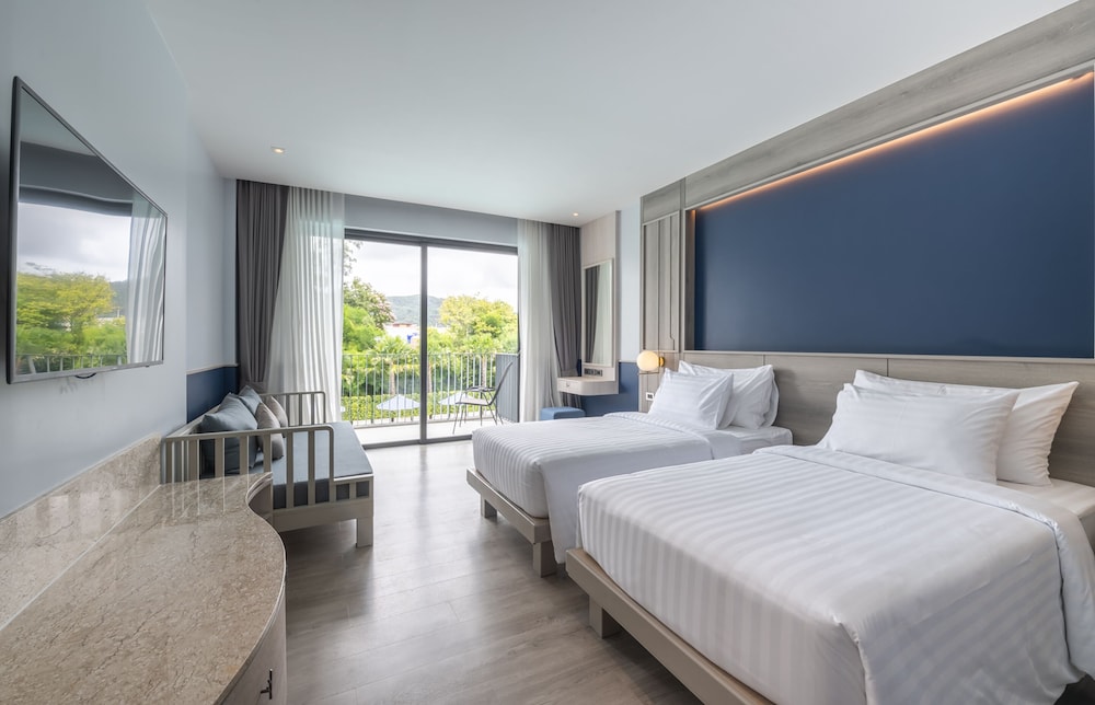 Deluxe Pool View Room - Photo 8