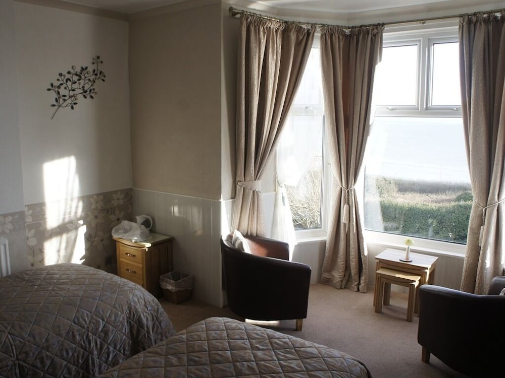 Twin Room, Ensuite (Sea Facing Bay Window) photo 2