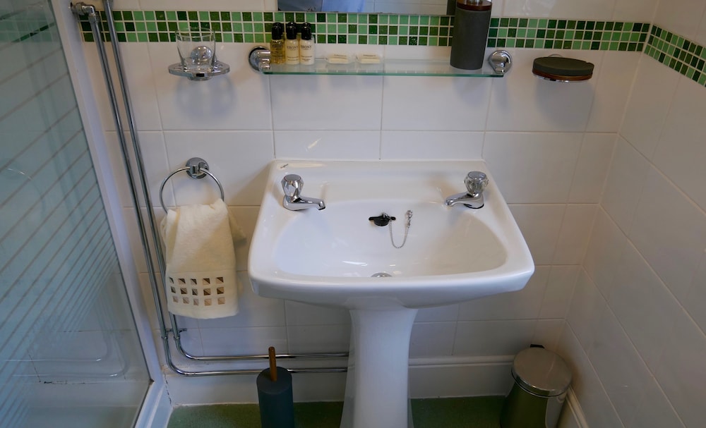 Economy Single Room, Ensuite photo 2