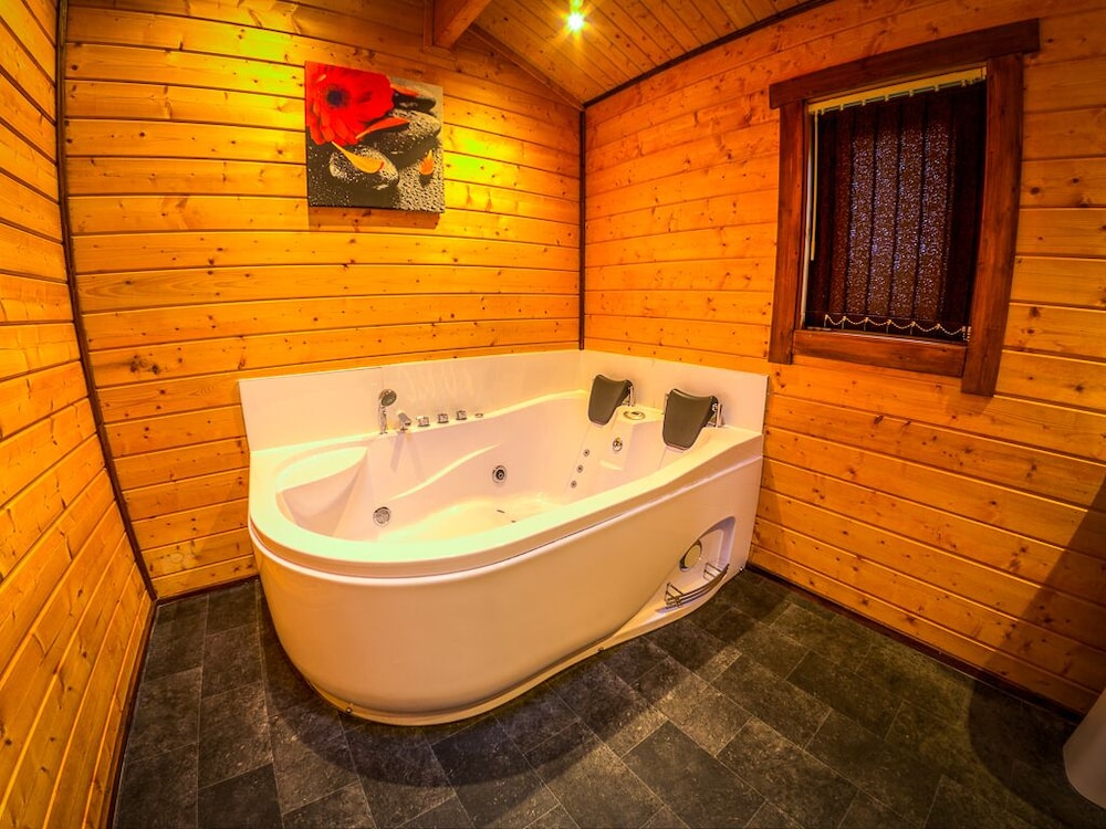 Luxury Apartment, Ensuite (and Couples Jet bath) photo 2