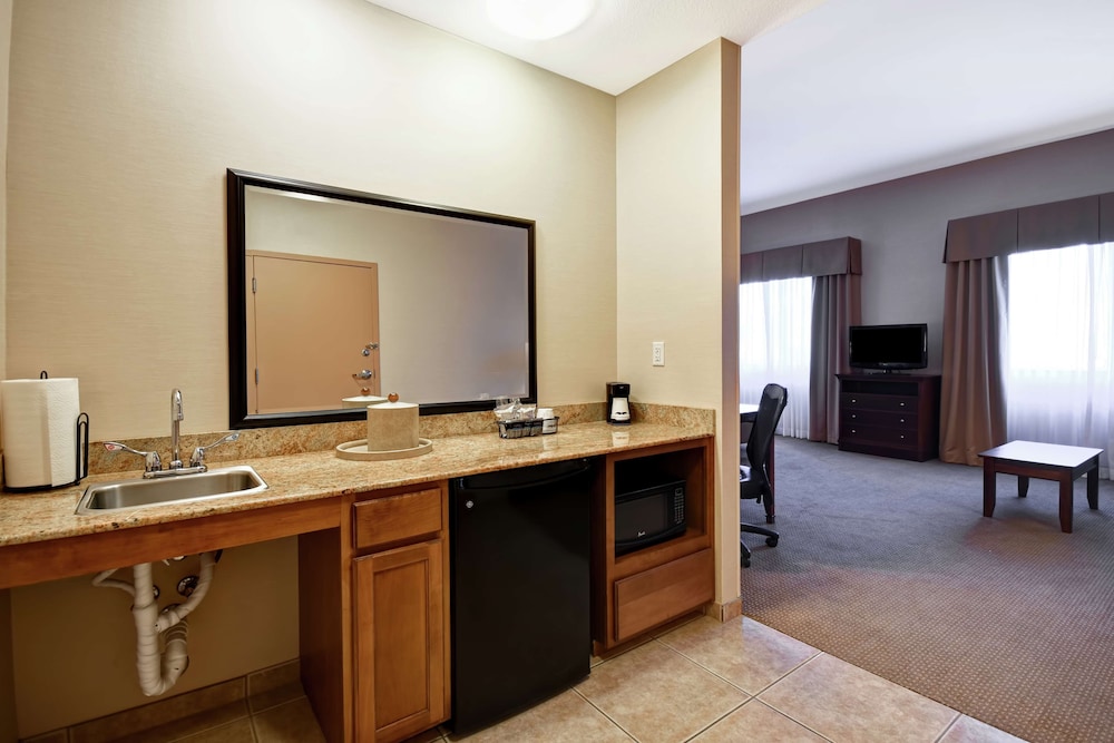 Suite, 1 King Bed, Accessible, Non Smoking - Photo 3