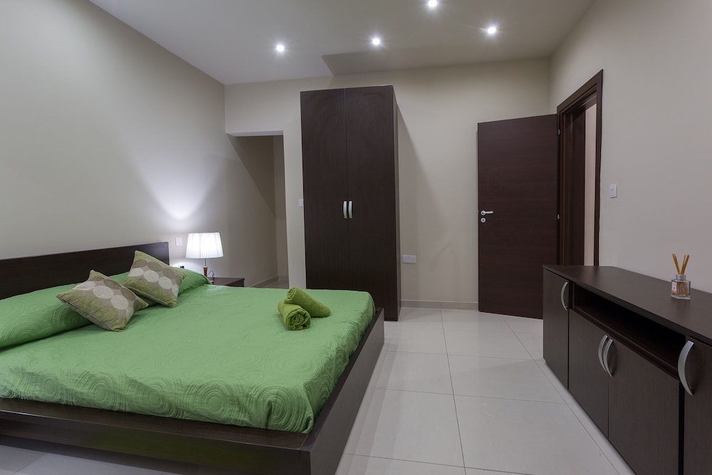Design Apartment, 3 Bedrooms (Lime & Kiwi)