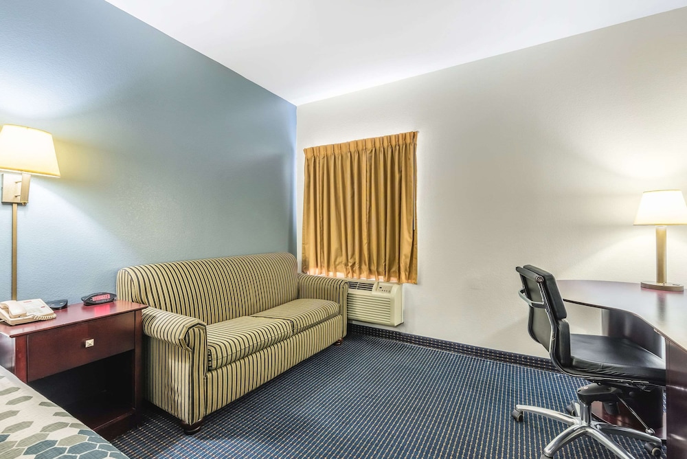 Standard Room, 1 King Bed, Smoking - Photo 2