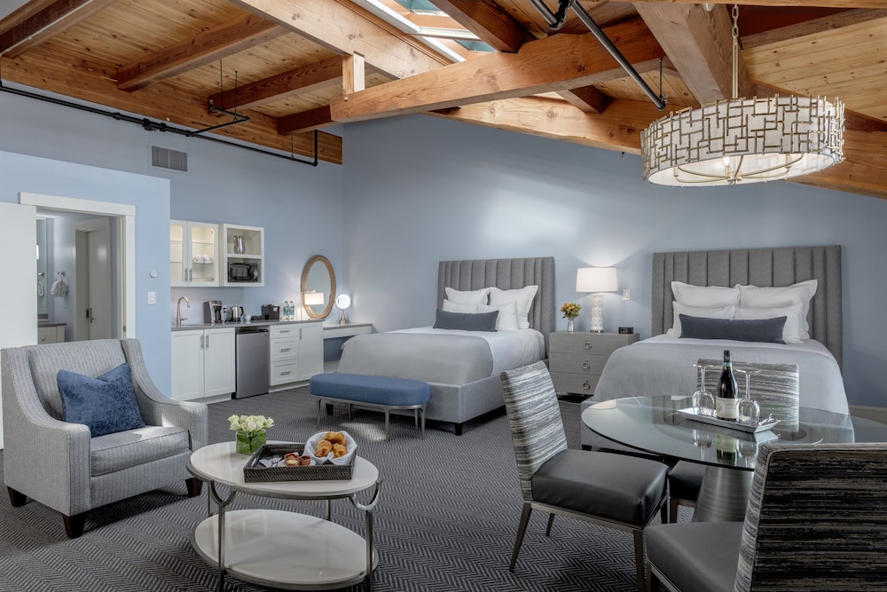Deluxe Room, 2 Queen Beds with Sofa bed, Harbor View photo 3