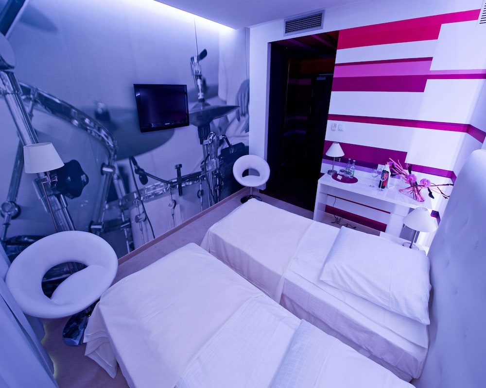 Premium Room, 2 Twin Beds, Non Smoking, Refrigerator - Photo 9