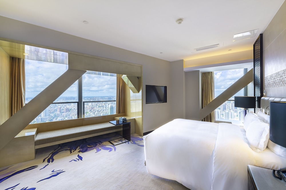 Deluxe Suite, 1 King Bed (Lounge Access) photo 2