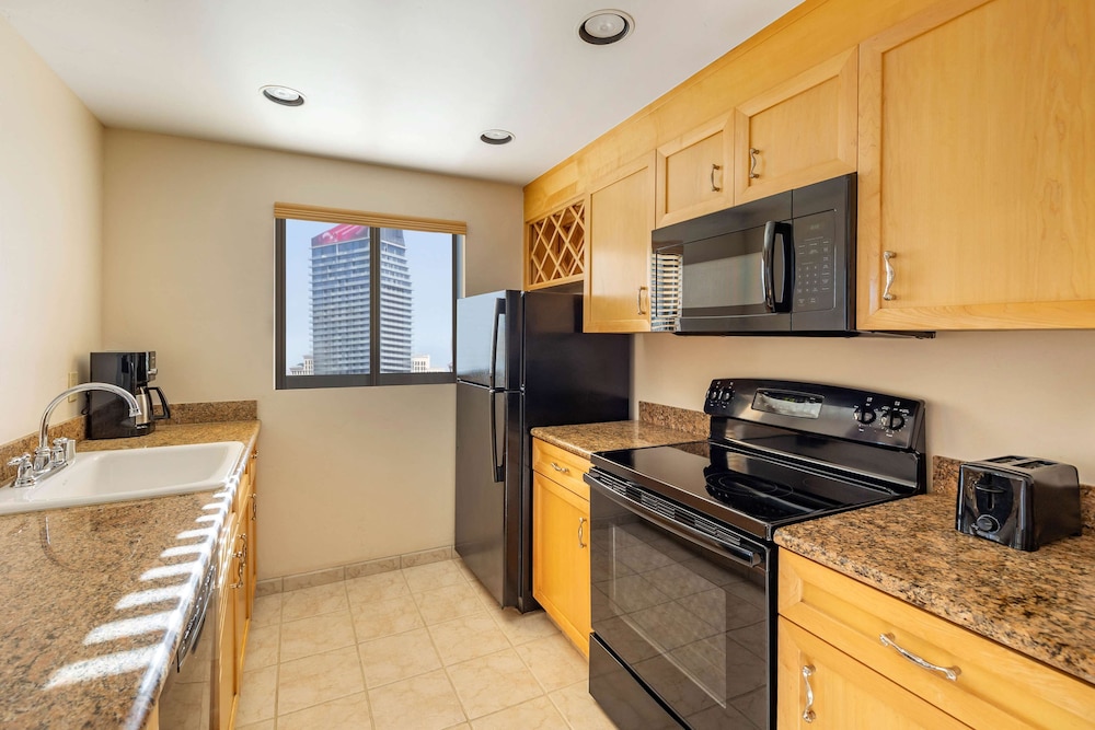 1 BEDROOM 1 KG DLX SUITE HEARING ACC RI SHWR - Photo 3