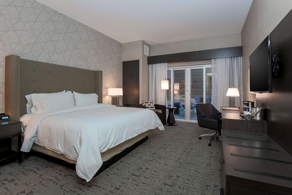 Room, 1 King Bed, Accessible (Mobility & Hearing, Roll-in Shower) photo 3