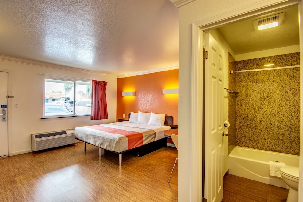 Standard Room, 1 King Bed, Smoking photo 3