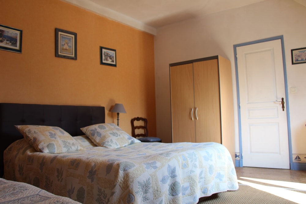 Comfort Room, Multiple Beds, City View