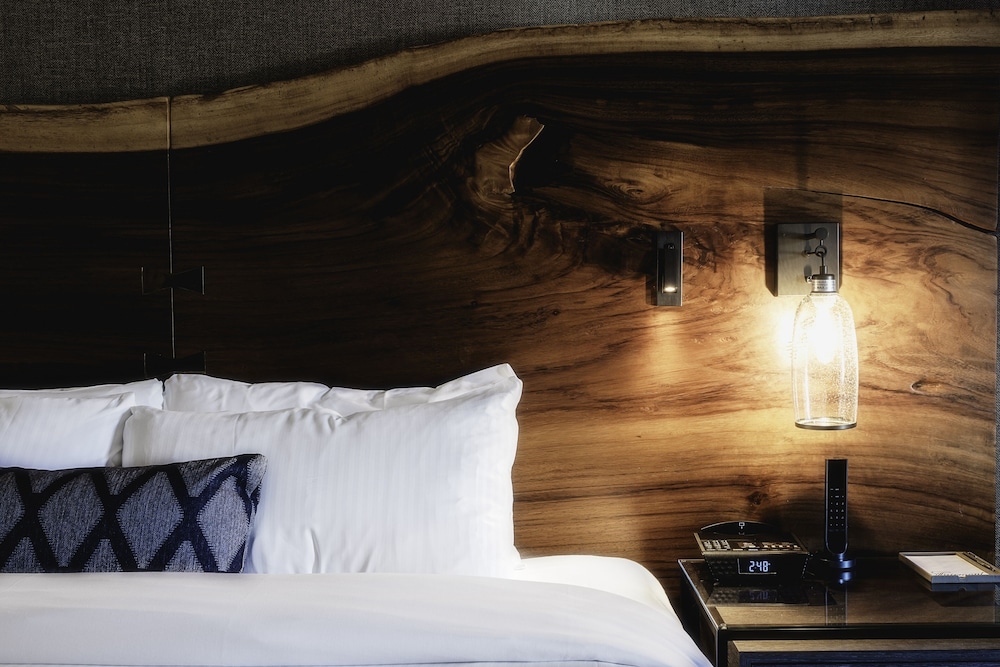 Deluxe Room, 1 King Bed, Mountain View, Slope side - Photo 4