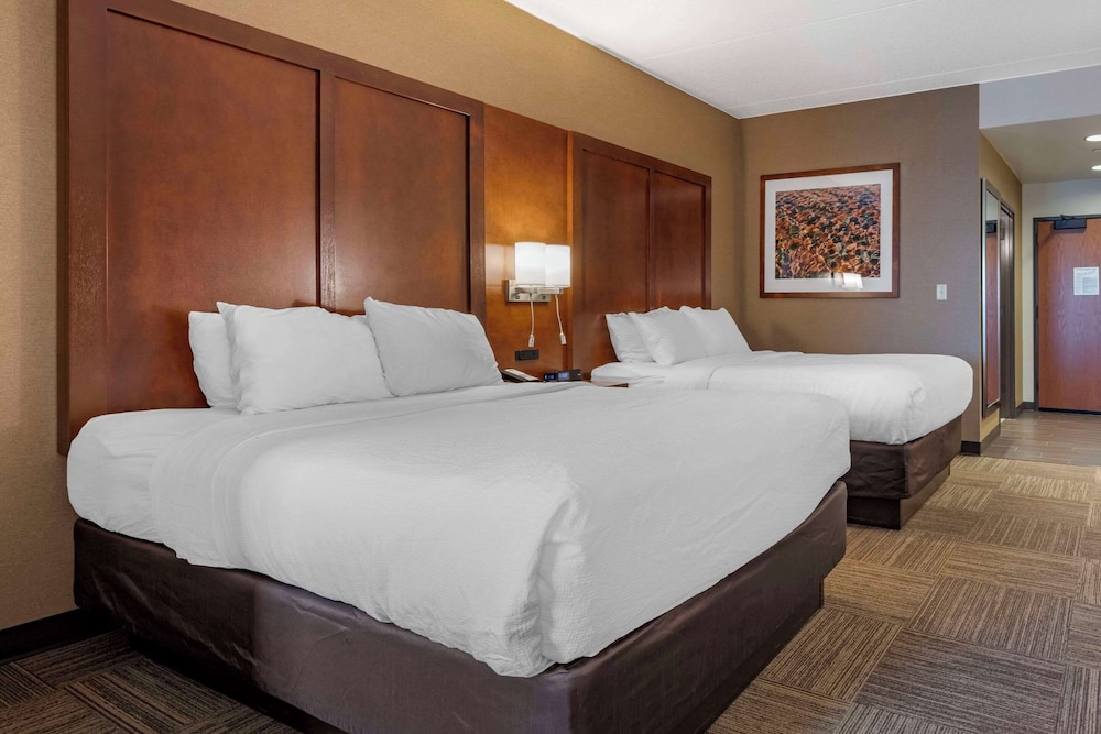 Ground Floor Deluxe Lakeview Queen Suite photo 1