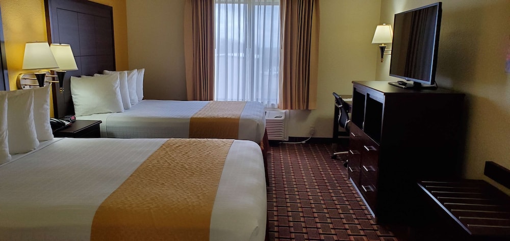 Standard Room, Multiple Beds, Accessible, Bathtub photo 1