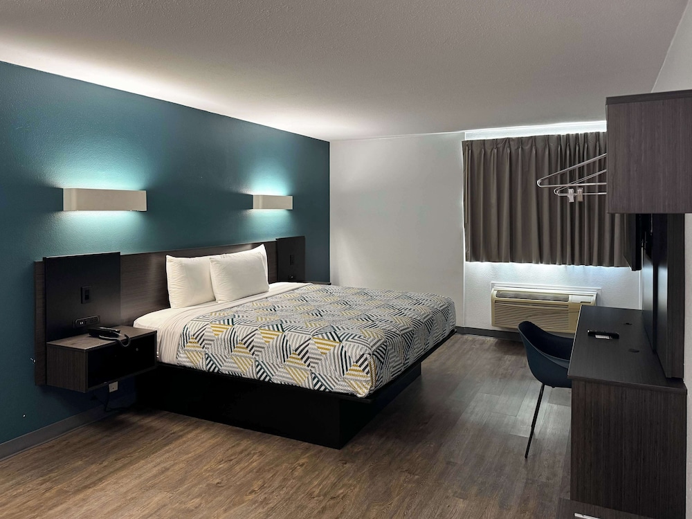 Standard Room, 1 King Bed, Accessible, Non Smoking - Photo 3
