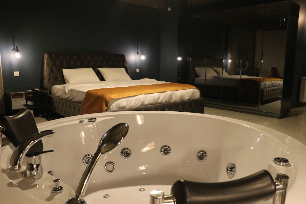 Executive Studio Suite, 1 Double Bed, Bathtub photo 2