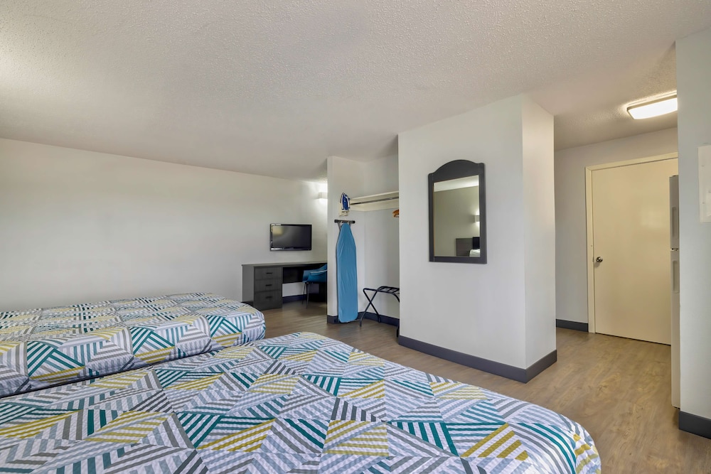 Deluxe Room, 2 Queen Beds, Smoking, Kitchenette - Photo 1