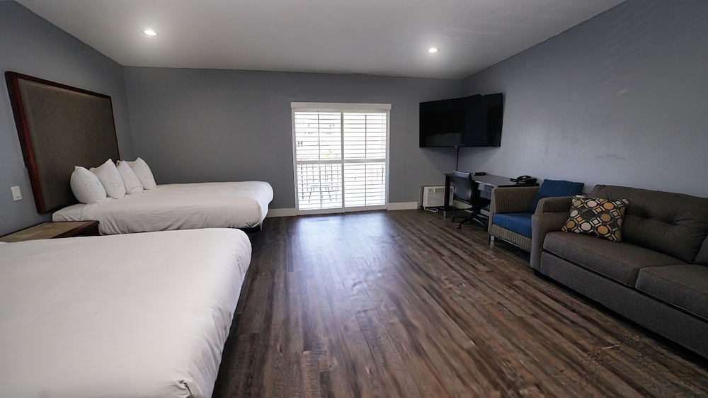 Newly Remodeled 2 Queen Bed + Sofa Bed, Balcony photo 3