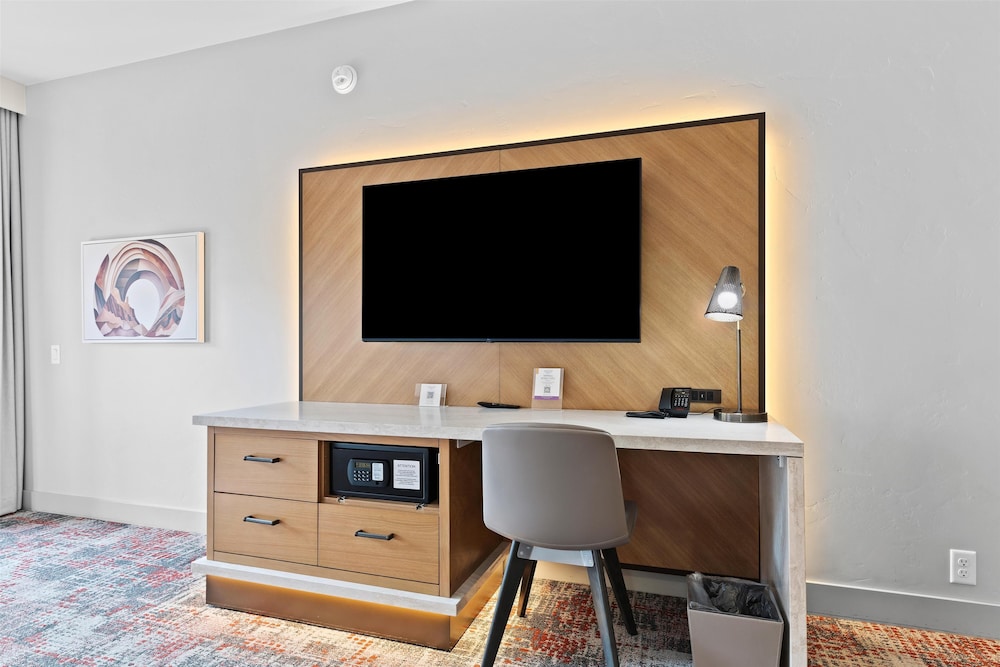 Room, 1 King Bed, Accessible, Bathtub (Mobility, Hearing) - Photo 3