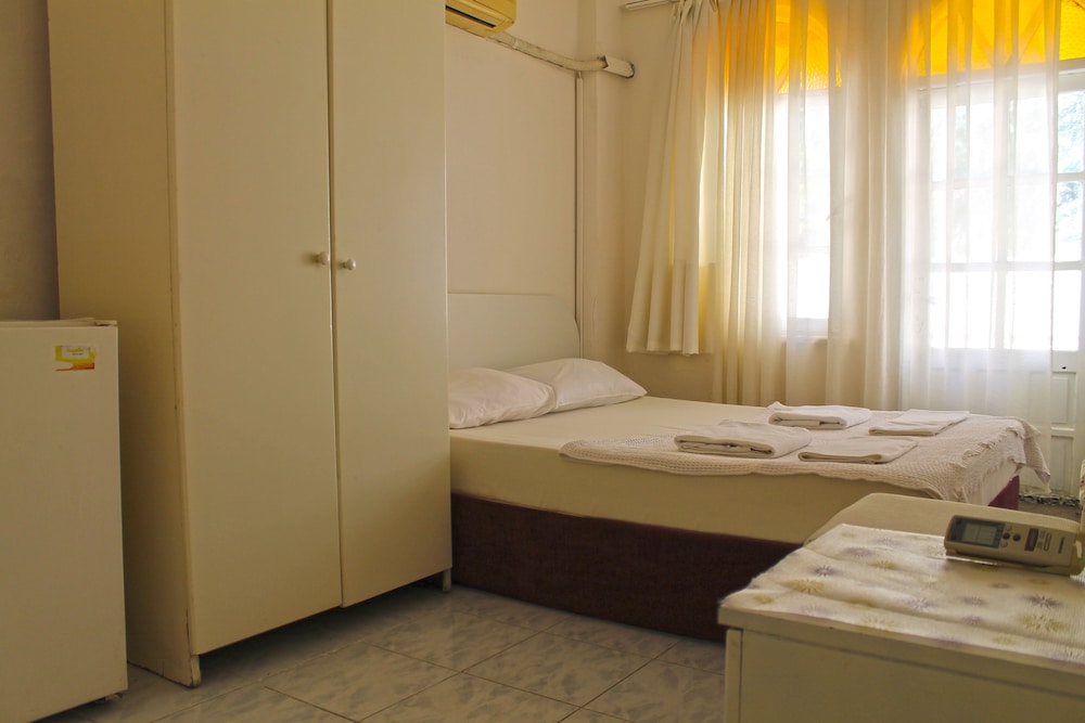Basic Double Room, 1 Queen Bed