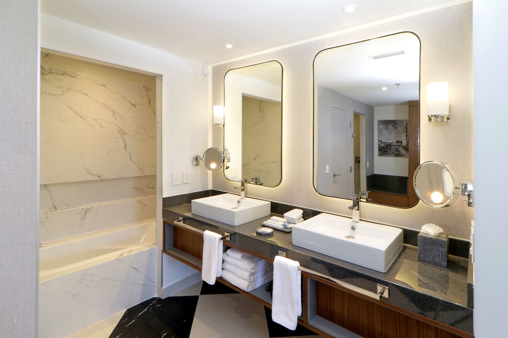 Suite, 1 Bedroom - Photo 8