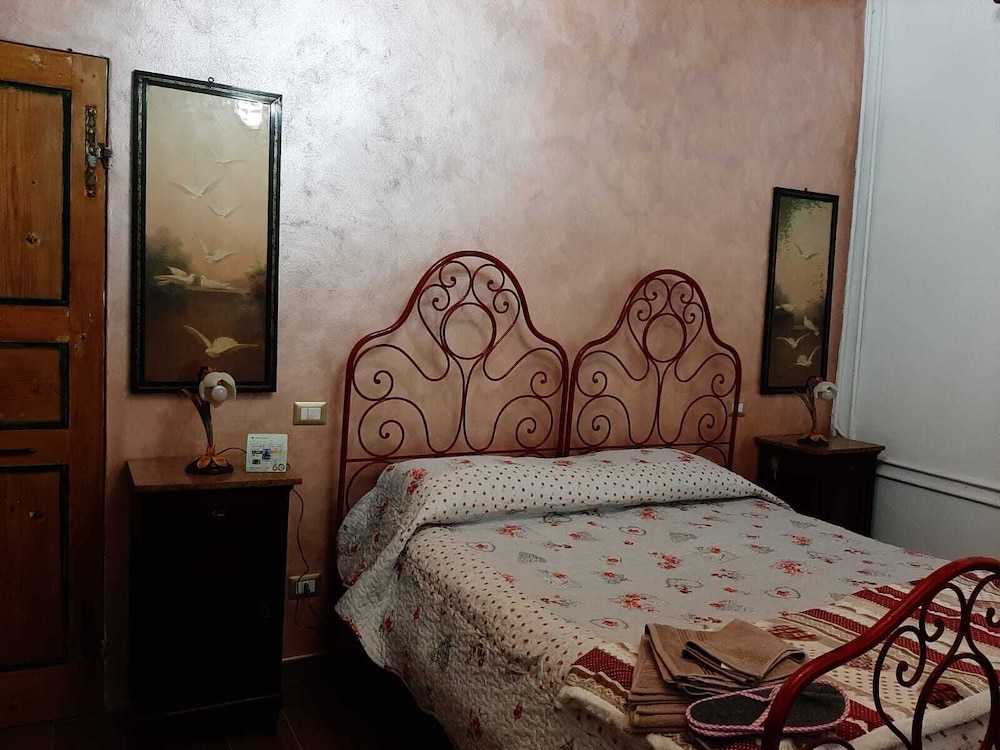 Double Room, Shared Bathroom (Rossa)