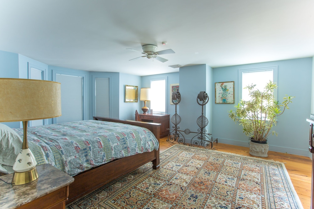 Standard Room, 1 King Bed, Non Smoking photo 2