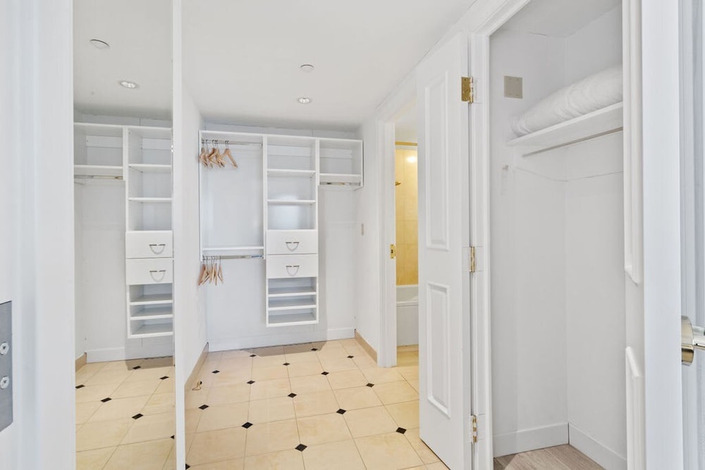 Beachfront 2BR 3BA Condo by Cozysuites, Billede 45
