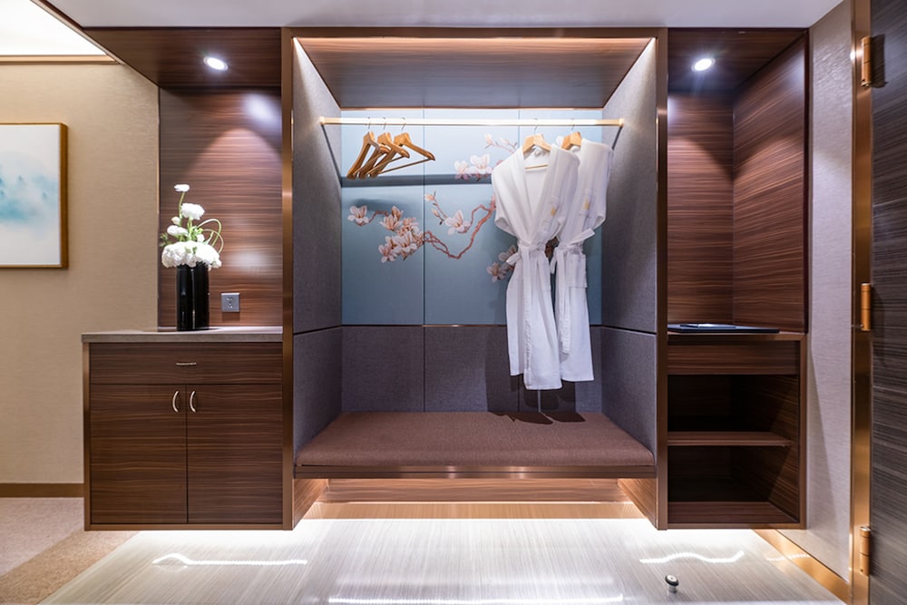 Premier Deluxe King Bed Room - Photo 2