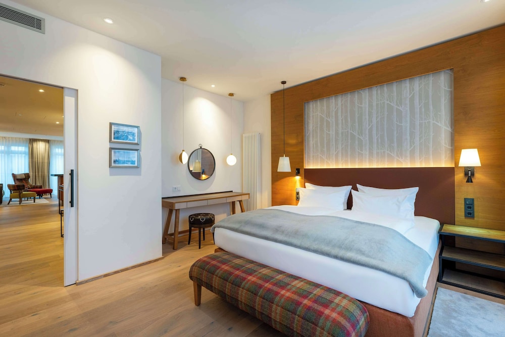Suite, 1 King Bed, Balcony (Living Room) - Photo 3